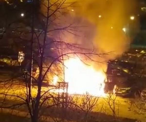 Ogromny pożar na Bródnie, samochód płonął jak pochodnia