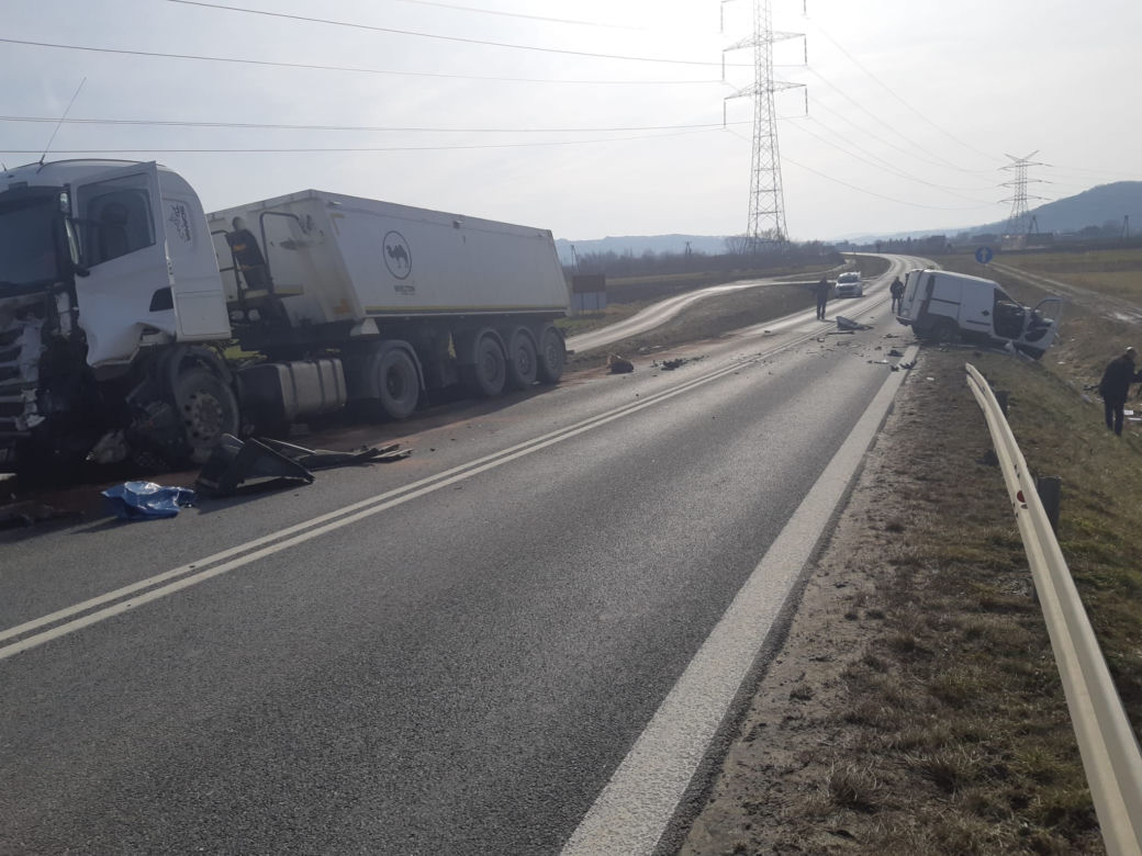 Wojnicz. Dostawczy fiat zderzył się z ciężarówką. Nie żyje 50-letni kierowca