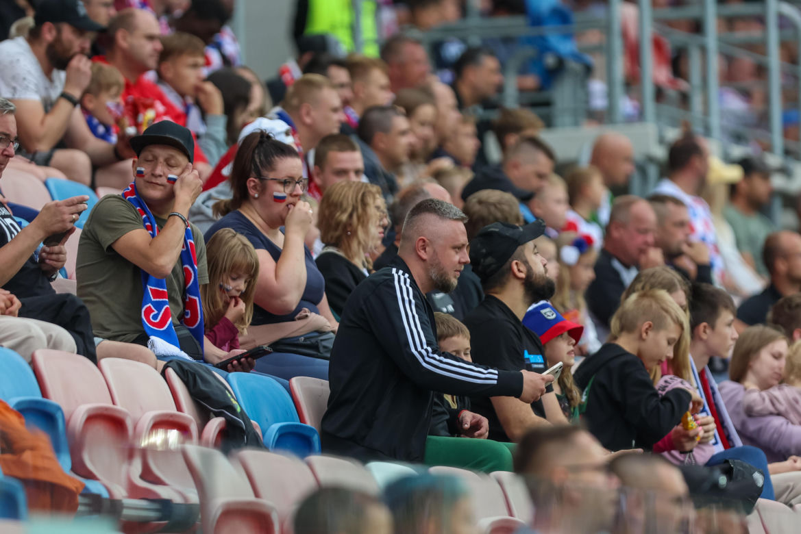 Sportowe emocje na trybunach podczas meczu Górnik Zabrze - Piast Gliwice