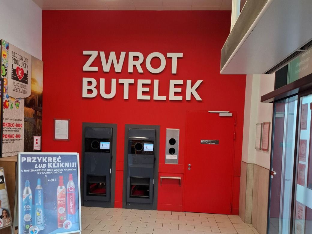 920 opakowań – Lidl w Gdyni – klient jednorazowo wrzucił tyle opakowań do automatu i otrzymał 460 zł. Był to rekord tej sieci na moment jego ogłoszenia.