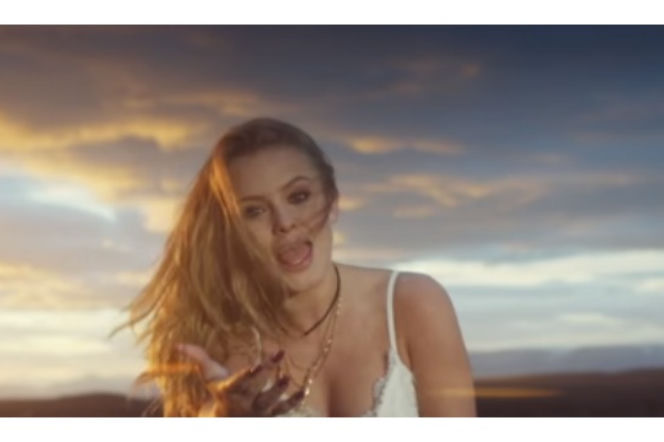 Zara Larsson kadr teledysku do Never Forget You
