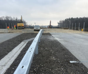 Na autostradzie A2 na wschód od Warszawy prace idą pełną parą, zarówno w dzień, jak i po zmroku