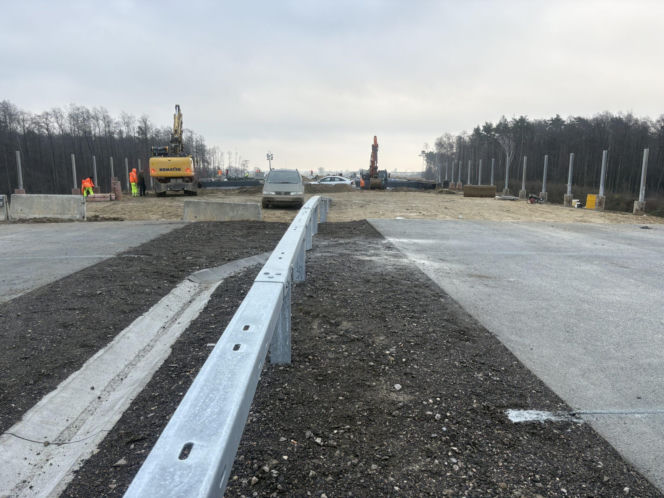 Na autostradzie A2 na wschód od Warszawy prace idą pełną parą, zarówno w dzień, jak i po zmroku