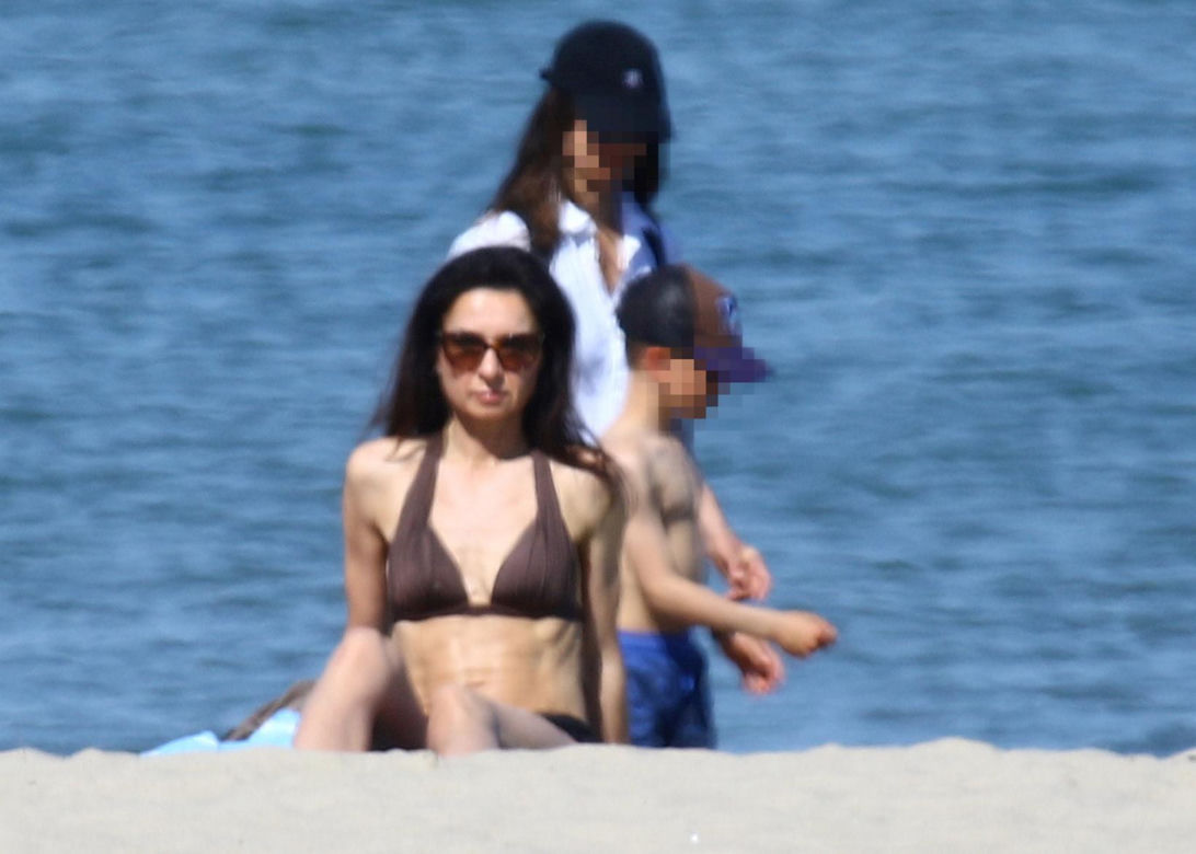 Marta Kaczyńska z mężem i synem na plaży