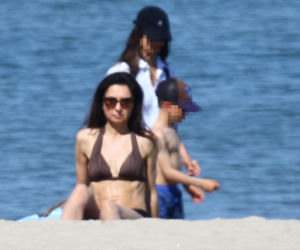 Marta Kaczyńska z mężem i synem na plaży
