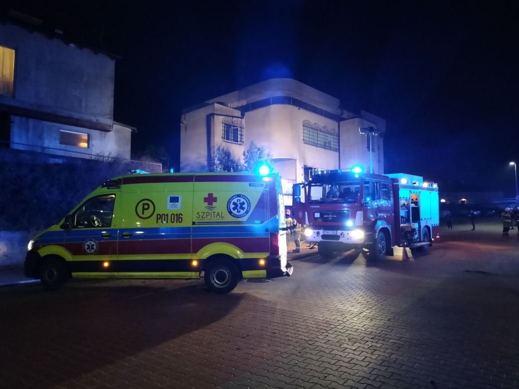 Pożar w Skokach. Z płonącego mieszkania wyniesiono mężczyznę