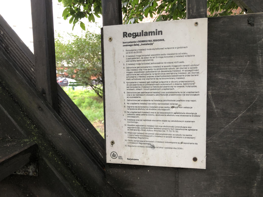 Bezdomni przegonili dzieci. W domku na drzewie urządzili melinę i noclegownię