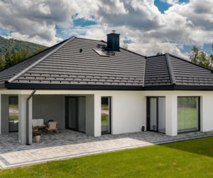 Dachy skośne to wyzwanie? Podpowiadamy, jakie dachówki wybrać 