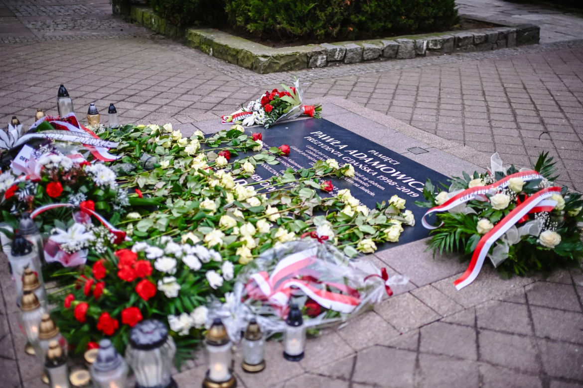 Grób Pawła Adamowicza i miejsce zamachu w szóstą rocznicę tragedii