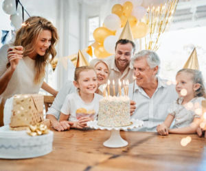 Tort na Dzień Babci i Dziadka. 10 łatwych i pysznych przepisów na niespodziankę dla dziadków