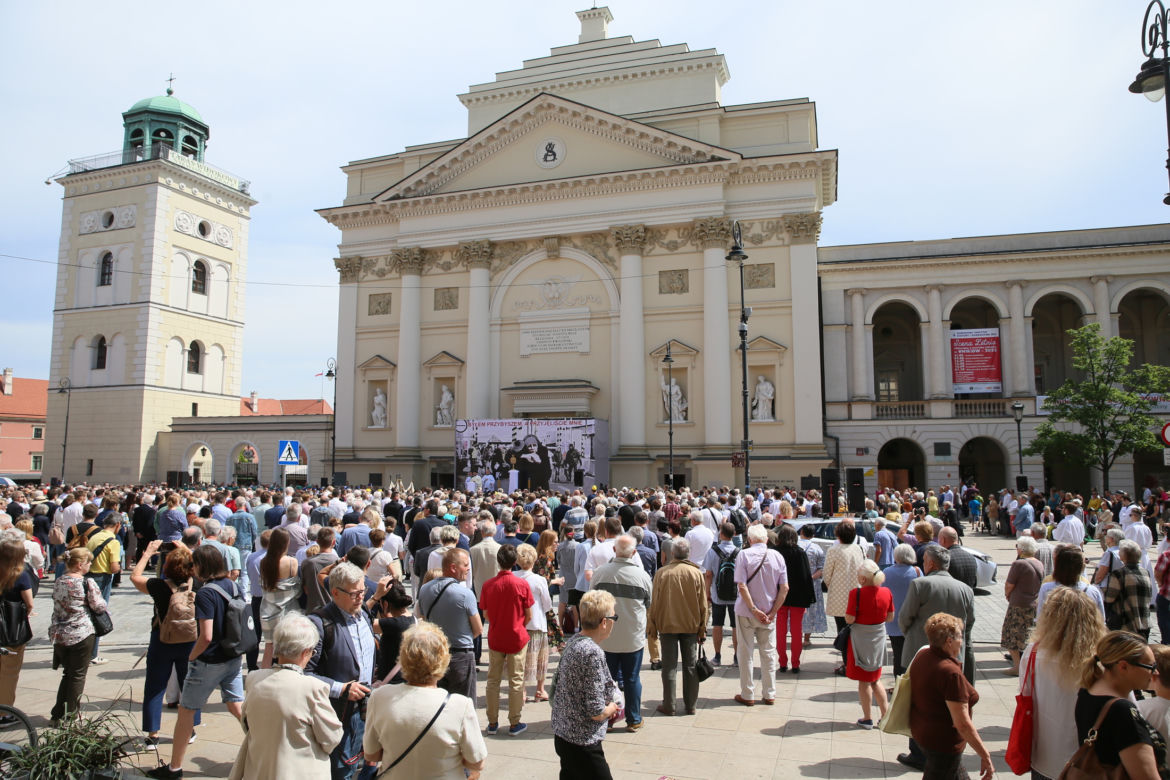 Centralna procesja Bożego Ciała w Warszawie. Ołtarze nawiązywały do wojny