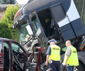 Konstancin Jeziorna: Tragiczny wypadek. Mercedes zderzył się z tirem