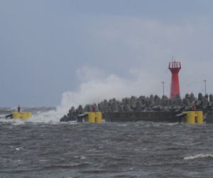 W Kołobrzegu orkan dokonał dużych zniszczeń. Spiętrzone morskie fale zalewały plażę.