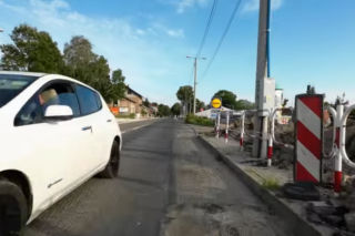 Pyskówka na środku drogi w Jaworznie. Rowerzysta i kierowca obrzucili się wyzwiskami
