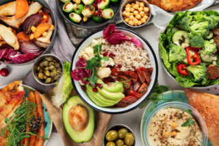 19 przekąsek, które naturalnie obniżają ciśnienie. Dietetyczka zdradza, co jeść przy nadciśnieniu