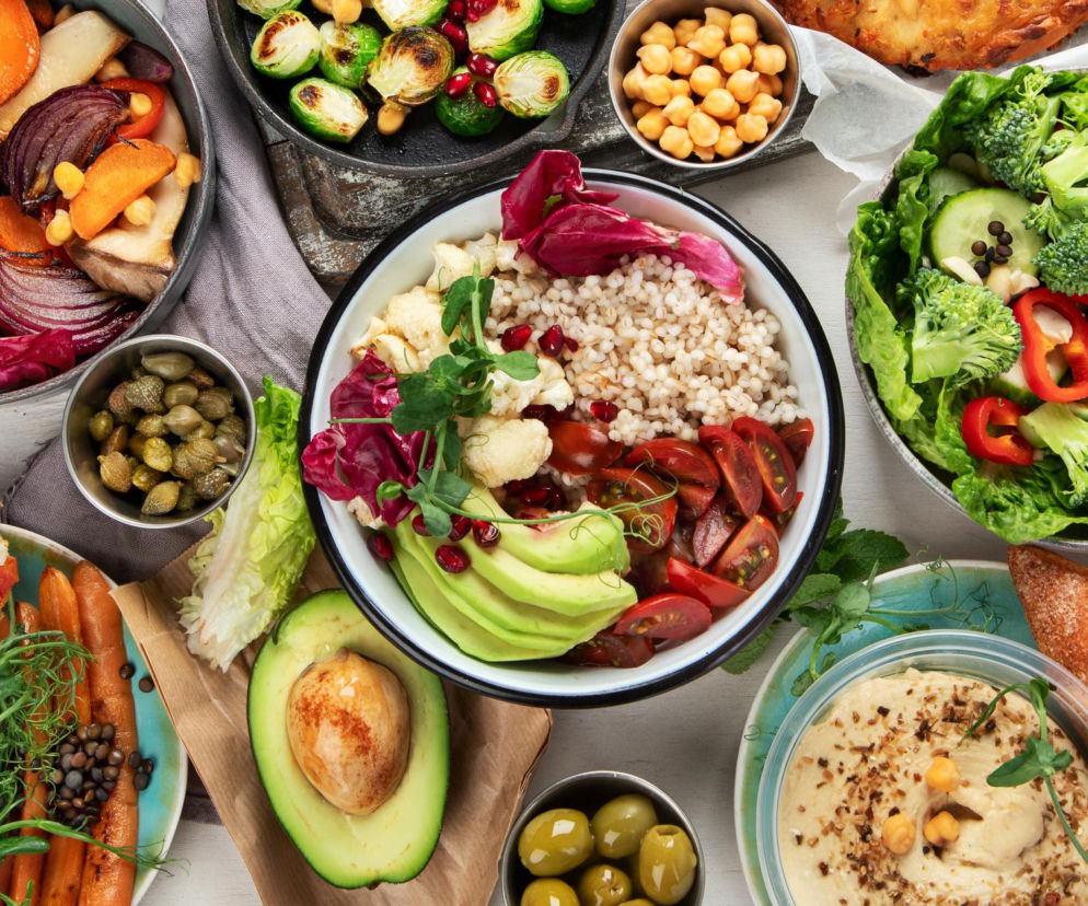 Duży wybór zdrowych przekąsek: pieczone warzywa korzeniowe z ciecierzycą, sałatki z brokułami i awokado, hummus z pieczywem oraz oliwki. Na Poradnik Zdrowie można dowiedzieć się, jak obniżyć ciśnienie dzięki odpowiedniej diecie.