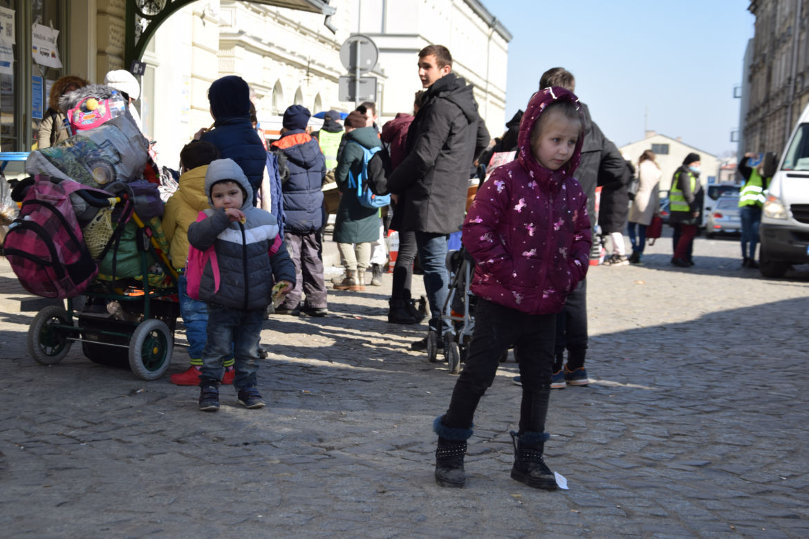 Wojna odbiera im dzieciństwo. Tłumy maluchów wyrwanych z dziecięcego świata na dworcu w Przemyślu [GALERIA]
