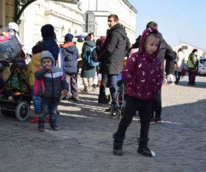Wojna odbiera im dzieciństwo. Tłumy maluchów wyrwanych z dziecięcego świata na dworcu w Przemyślu [GALERIA]