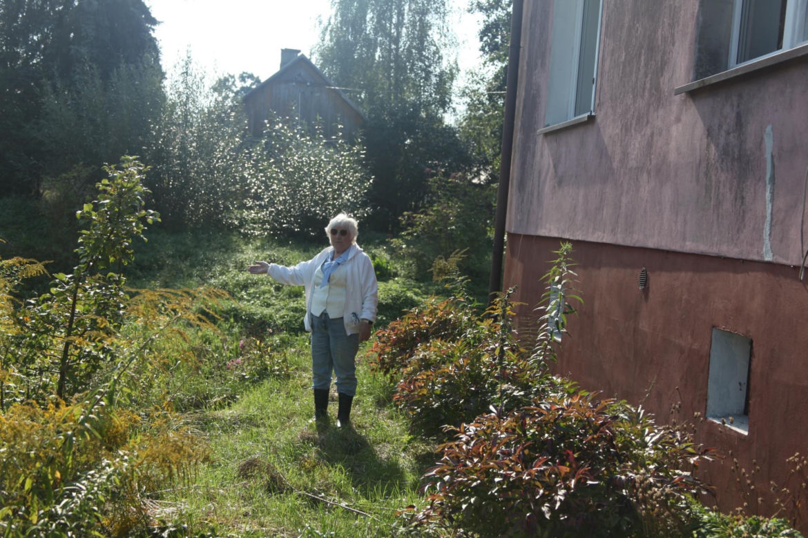 Dziki rów dzieli działkę, a urzędnicy rozkładają ręce. Seniorka drży, że dom osunie się do wody