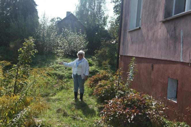 Dziki rów dzieli działkę, a urzędnicy rozkładają ręce. Seniorka drży, że dom osunie się do wody
