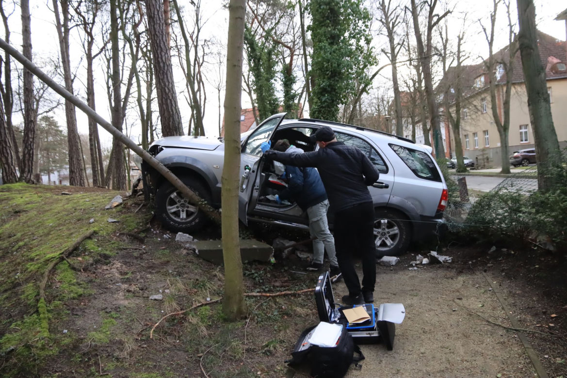 Staranował płot SUV-em i zniknął! Niecodzienne zdarzenie w Świnoujściu