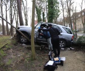 Staranował płot SUV-em i zniknął! Niecodzienne zdarzenie w Świnoujściu