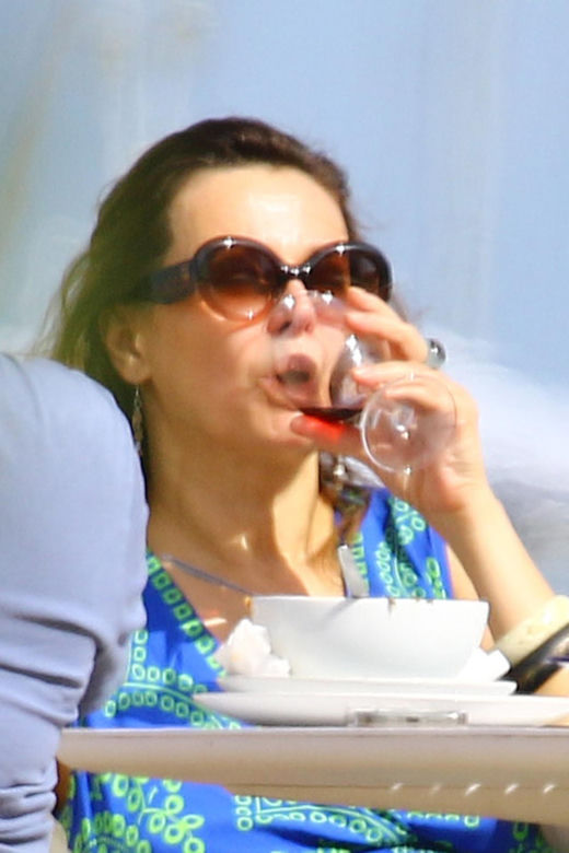 Renata Dancewicz kurzy na plaży
