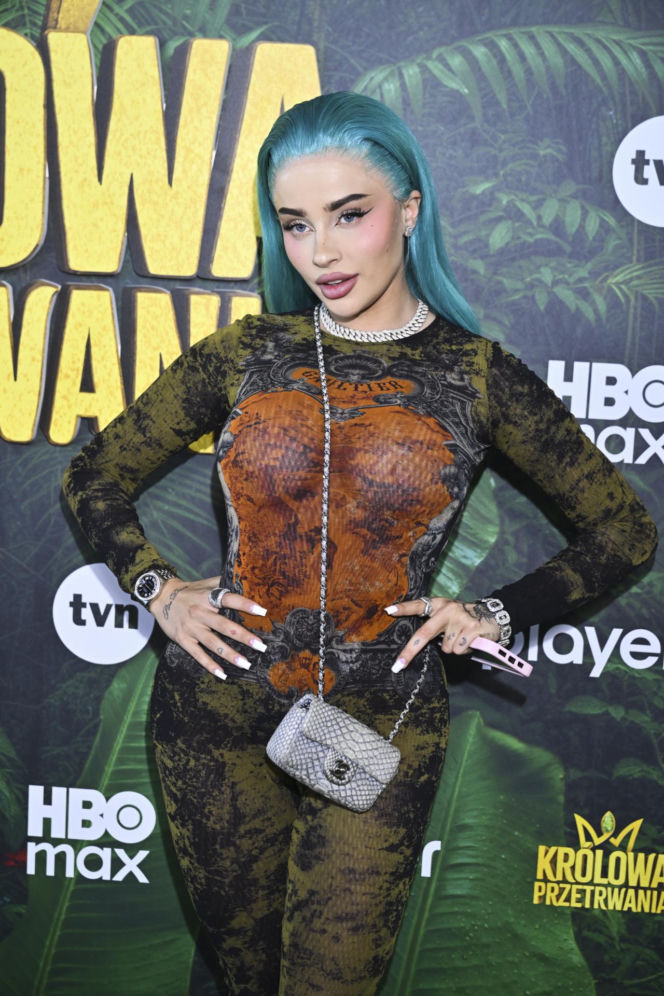 Serowska we włóczce, Macudzińska-Borowiak w bandażu i Fagata przebrana za węża. Celebrytki na premierze "Królowej przetrwania"