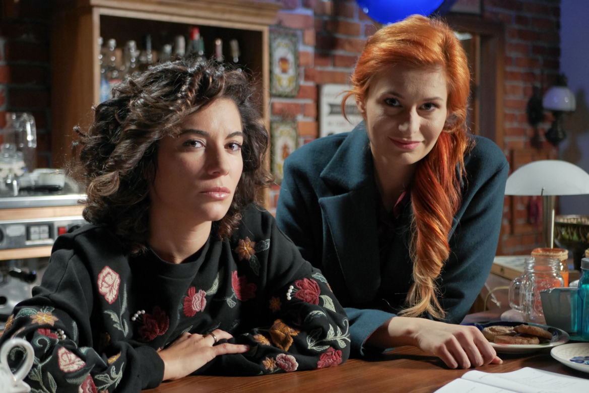 Pierwsza miłość, Ula (Ola Gintrowska), Paulina (Julia Pogrebińska)