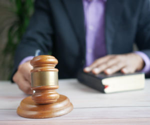 Pijany sędzia uderzył autem w drzewo. Prokuratura wszczęła śledztwo, jest decyzja Sądu Najwyższego