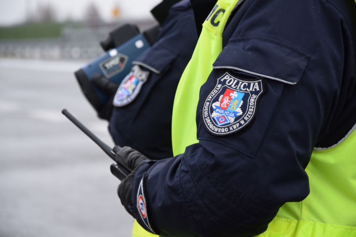 Mandaty za prędkość 2023: taryfikator. Rozpiska z nowymi punktami i wysokością kar za wykroczenia