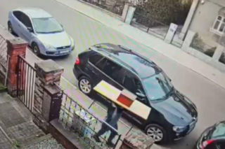 Nie zmieścił skarbony w rękach, więc wziął cały stół. Kreatywny złodziej z Bytomia