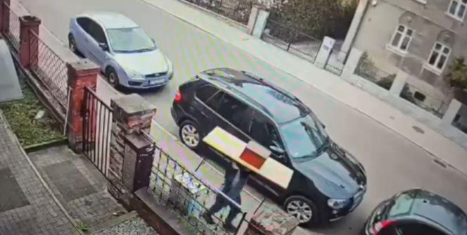 Nie zmieścił skarbony w rękach, więc wziął cały stół. Kreatywny złodziej z Bytomia