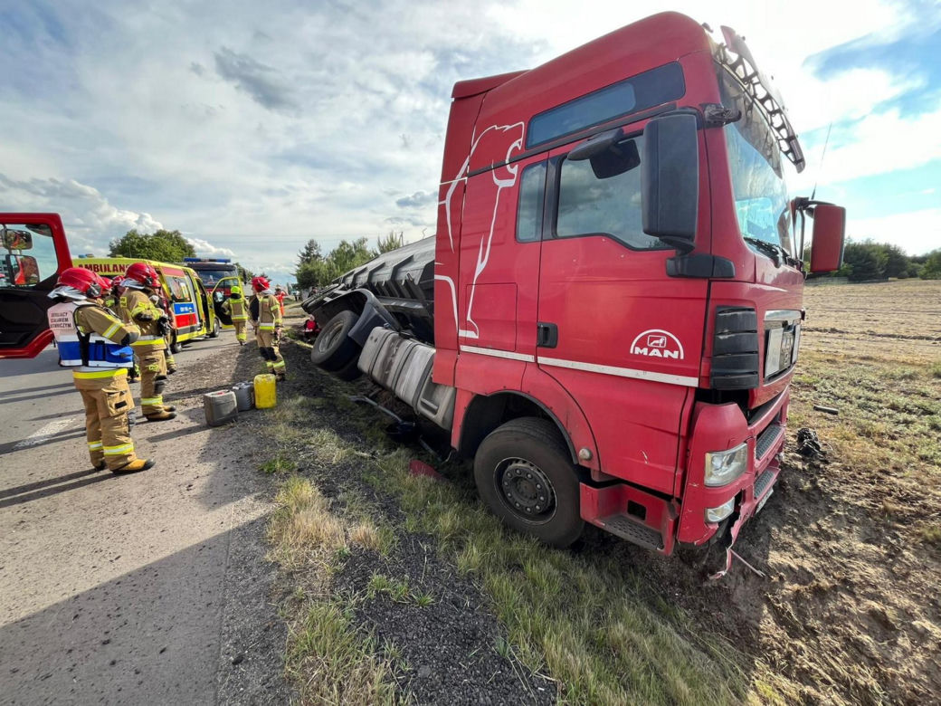 Śmiertelny wypadek pod Bełchatowem. 25-letni motocyklista wjechał pod koła ciężarówki [ZDJĘCIA].