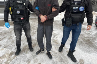Zuchwała kradzież puszki WOŚP w Łomży. 40-letni recydywista zaatakował policjantów nożem