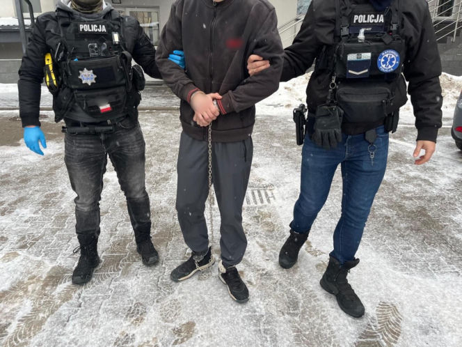 Zuchwała kradzież puszki WOŚP w Łomży. 40-letni recydywista zaatakował policjantów nożem