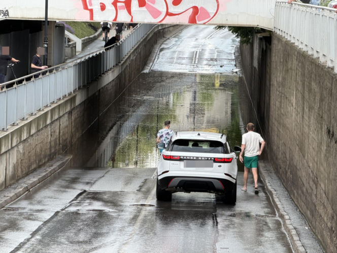 "Basen" w tunelu w Brwinowie. Opłakane skutki nawałnicy pod Warszawą