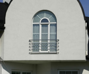 Jak wygląda balkon francuski? Zalety konstrukcji, które warto znać