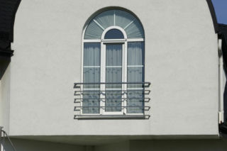Jak wygląda balkon francuski? Zalety konstrukcji, które warto znać