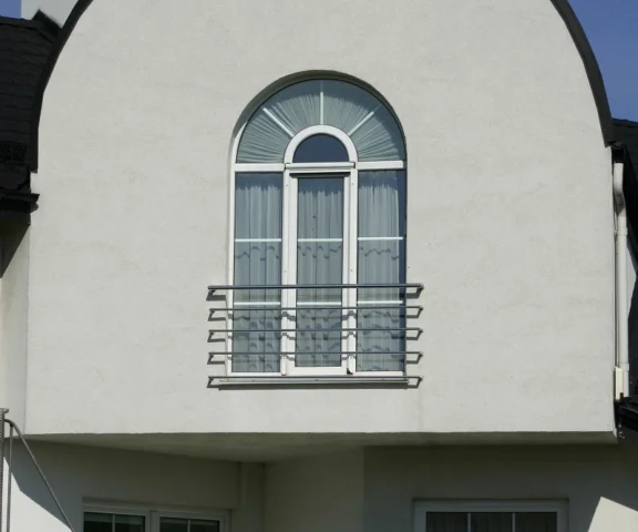 Jak wygląda balkon francuski? Zalety konstrukcji, które warto znać