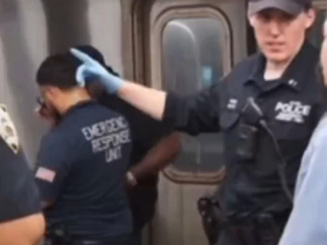 Odurzona para siedziała na torach w metrze! Wideo pokazało ostatnie chwile