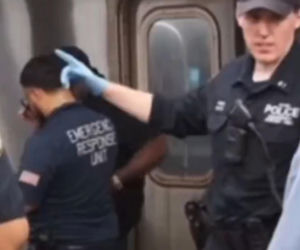Odurzona para siedziała na torach w metrze! Wideo pokazało ostatnie chwile