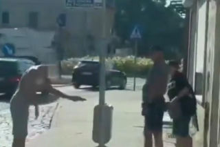 Półnagi mężczyzna z nożem gonił ludzi na ulicy. Dantejskie sceny we Wrocławiu