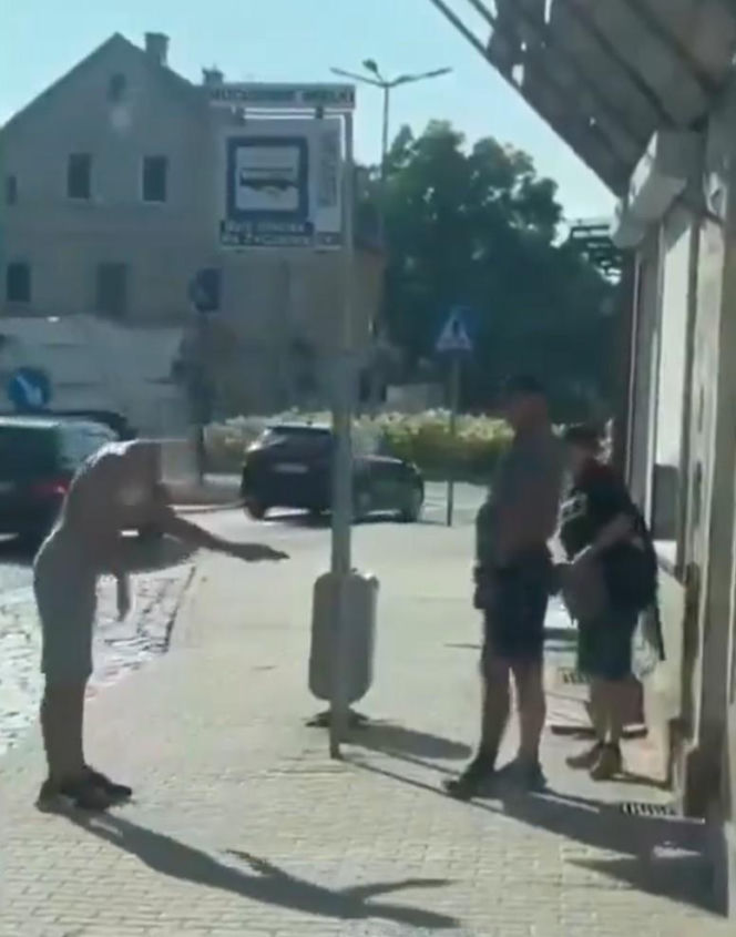 Półnagi mężczyzna z nożem gonił ludzi na ulicy. Dantejskie sceny we Wrocławiu