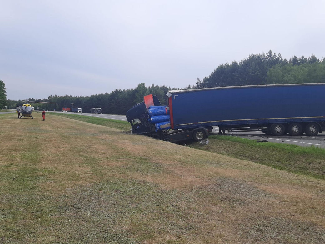 Śmiertelny wypadek pod Łowiczem. Czterech mężczyzn z busa zginęło w zderzeniu z tirem [ZDJĘCIA].