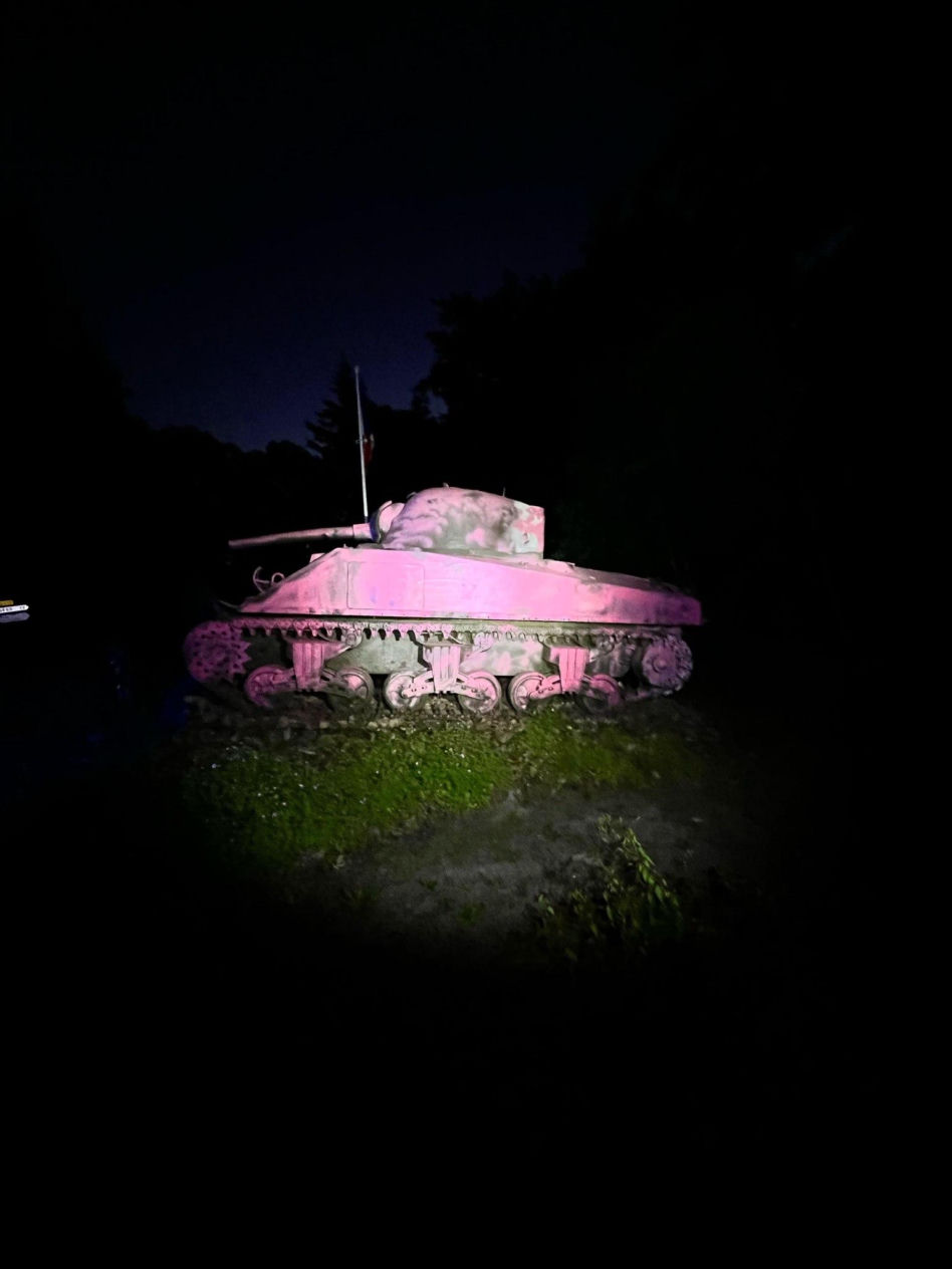 Czołg Sherman "Valois" zdewastowany. Historyczny symbol walki o wolność Francji pomalowano na różowo