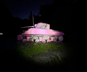 Czołg Sherman Valois zdewastowany. Historyczny symbol walki o wolność Francji pomalowano na różowo