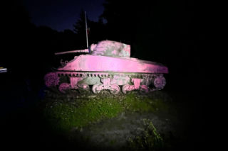 Czołg Sherman Valois zdewastowany. Historyczny symbol walki o wolność Francji pomalowano na różowo