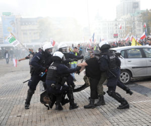 Protest antycovidowców i przedsiębiorców na Placu Defilad