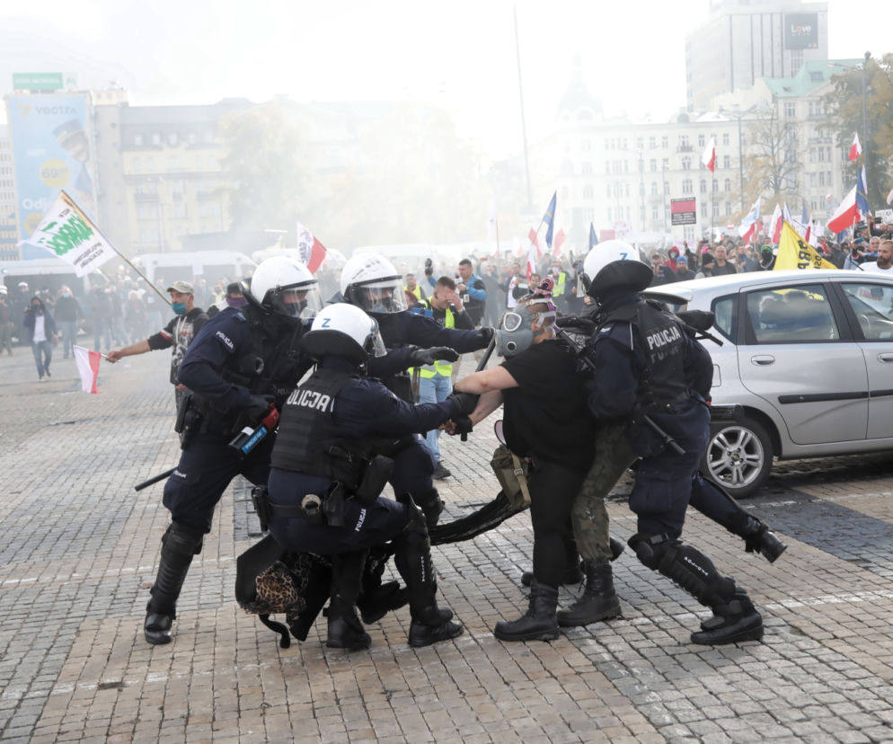 Protest antycovidowców i przedsiębiorców na Placu Defilad